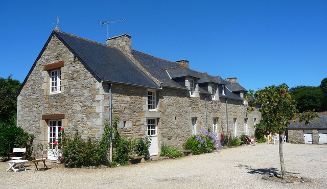 Large family home, quiet, close to beaches.