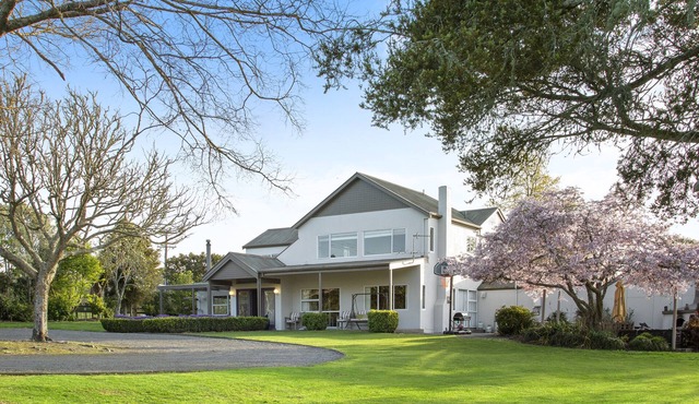 Large Family Home situated in the peaceful countryside with golf course!