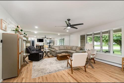 Large Family Home, Sleeps 12, Handicap Accessible, Long Term Stays Welcome