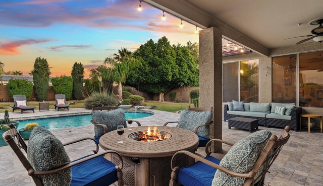 Large Family Home! Swimming Pool, Private Yard, Grill, and Pool Table!