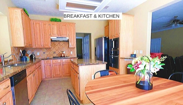 Large Family Home, 14 Beds, Pergola over BBQ area, 25 m From Downtown