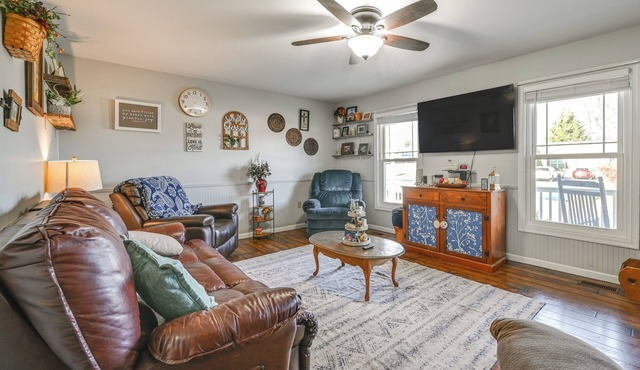 Large Family Home: 5 Mi to Dtwn Hagerstown!