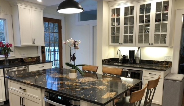 Large family home w/deck, hot tub & piano, just 12 miles from Midtown Manhattan