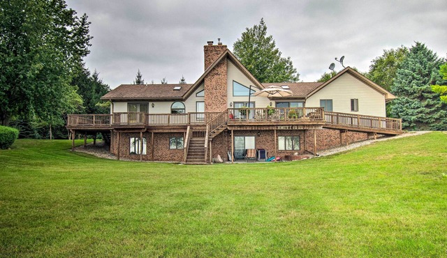 Large Family Home w/Deck & Yard on Lake Huron
