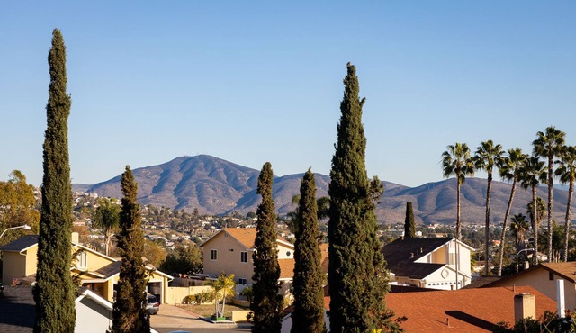 Large family home with pool, barbecue and mountain views!