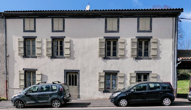 Large family home with enclosed garden – castle view – near Vulcania
