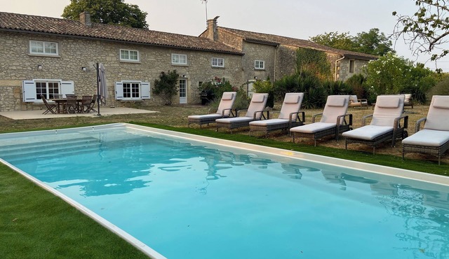 Large family home with swimming pool for 10 people