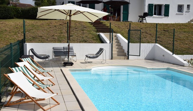 Large family home with swimming pool, panoramic view, 15 min from Bayonne