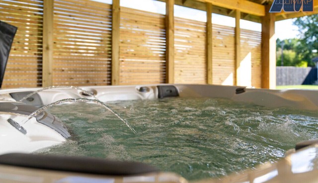 Large Family Home with Hot Tub/Jacuzzi, Log Burner