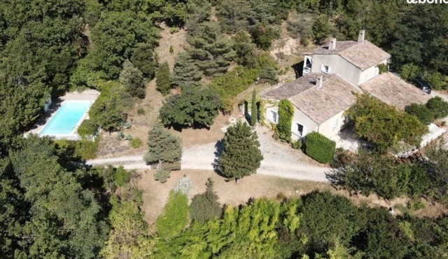 Large family home with swimming pool in the heart of Drôme provençale