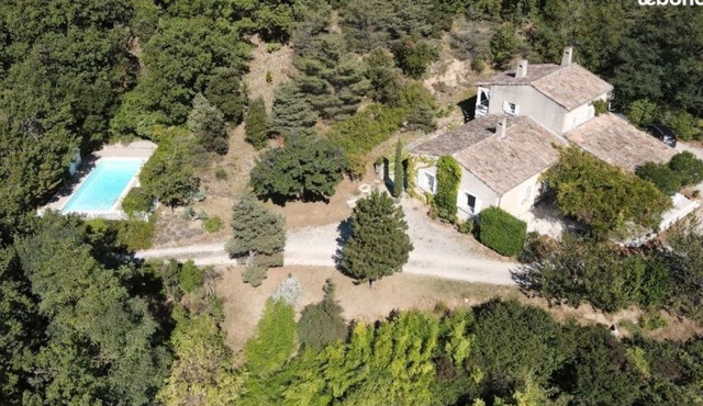 Large family home with swimming pool in the heart of Drôme provençale