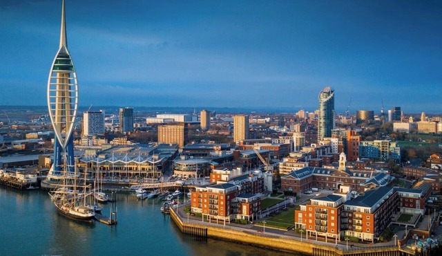 Large family home with 1.3 acre gardens & dog friendly!