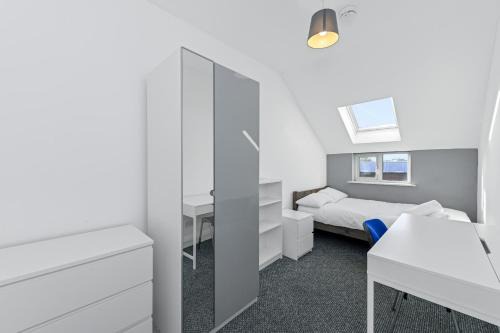 Large Family Home with 6 Beds Near Highfields Park