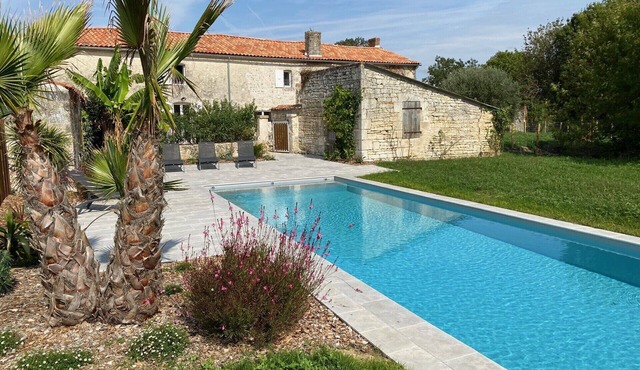 Large family home with swimming pool, sleeps 14 to 17, near Vendée beaches