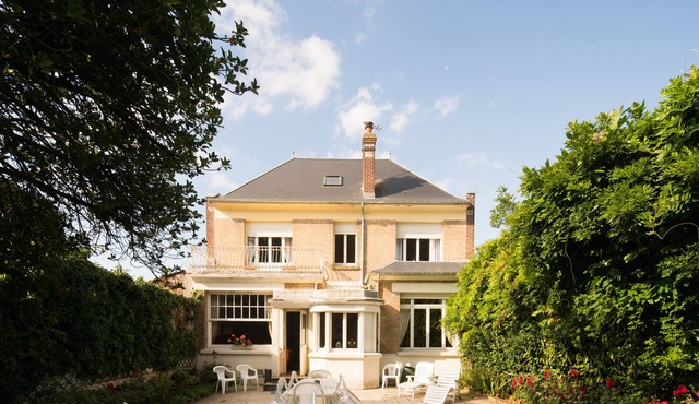 Large Family House with Peaceful Enclosed Garden, from 1929, Art Deco