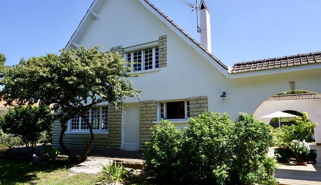 Large family house with pool and large garden, quiet area near the beach