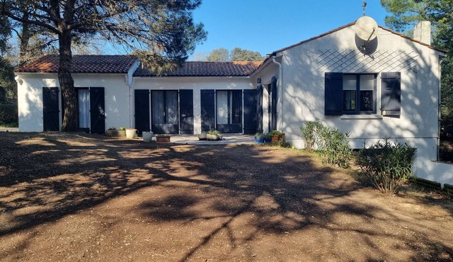 Large family house, large garden in an oyster site close to the beach