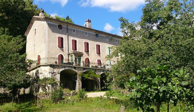 Large family house sleeps 16 in the heart of a beautiful medieval village