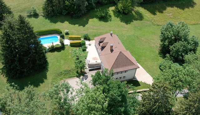 Large family house sleeping 8/10 with swimming pool