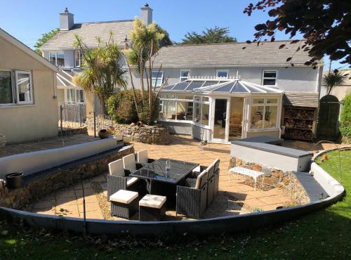 Large Family House - sleeps 10. Central Location. 15 mins from coast.