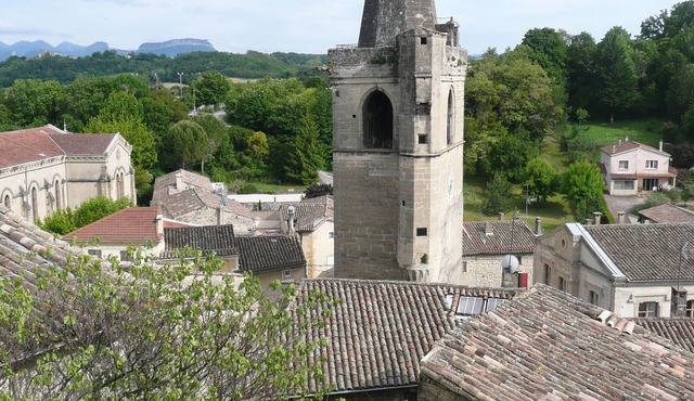 Large family house - sleeps 10. 4 bedrooms/4 bathrooms in medieval hilltop village