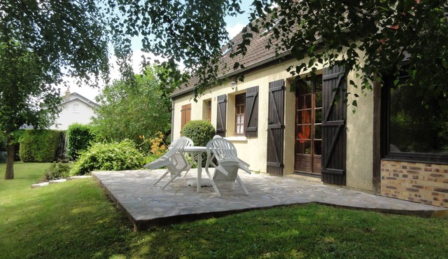 Large family house with shaded garden in the heart of the Loire Valley