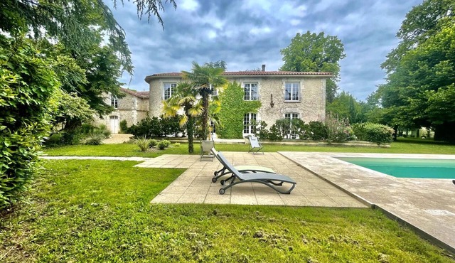 Large family house with heated pool, wifi and parking in Pranzac