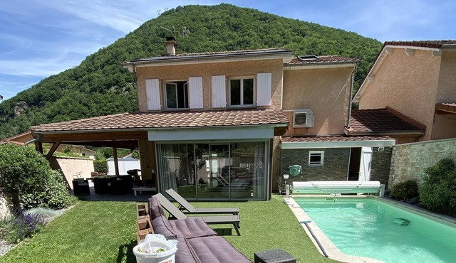 Large family house with swimming pool and jacuzzi on the road to the resorts