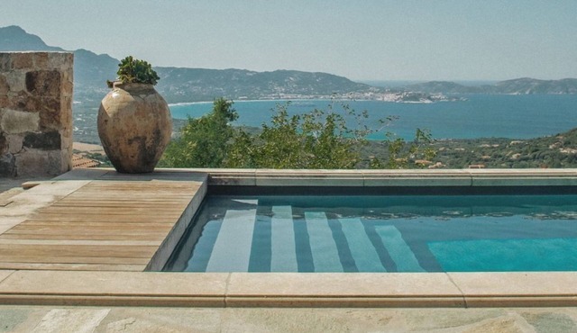 Large Family House with swimming pool in the village of Lumio