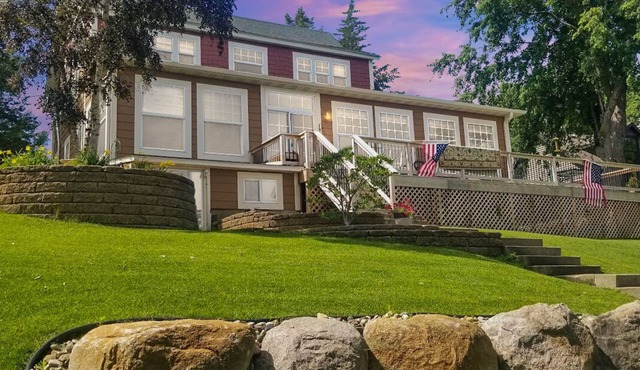Large Family Lake Oasis with exquisite log furniture charm!