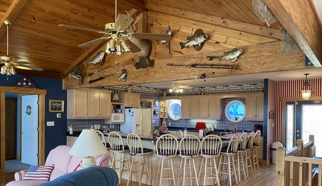 LARGE family - NO PROBLEM! 10 pp main house + attached Pirate’s Hut 14 pp more!