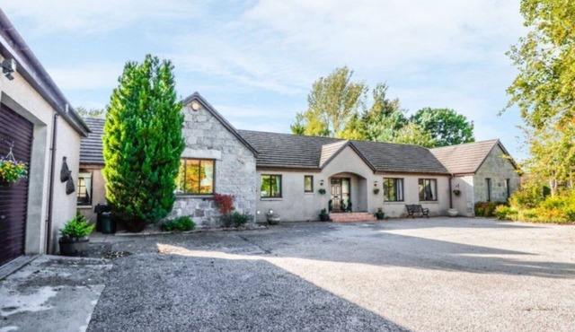 Large family or group home, 7 Bedrooms with Hot Tub & BBQ House