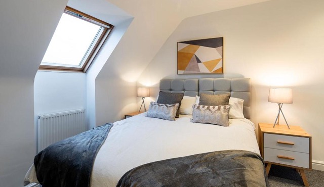 Large Family Property & Central Location & Free Parking