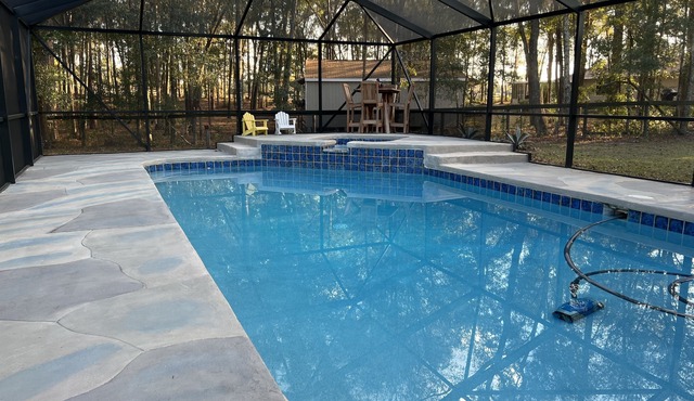 Large Family sized Home 2 acre Fenced Yard, Covered Pool, Hot tub. WEC next door