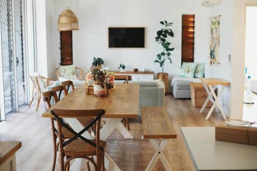 Large Family Sized Unit with Watersports, Maroochy River, Lagoon, and Beach Access