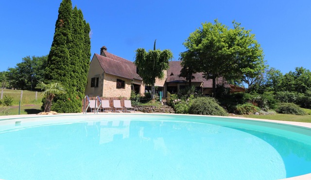 Large family stone house with AC/heated pool/huge fenced garden close by Sarlat