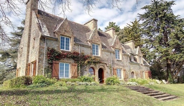 Large family villa facing Morgat beach with sea view.