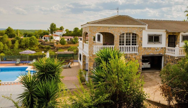 Large Family Villa: private pool, near lake & beach - Sleeps 10