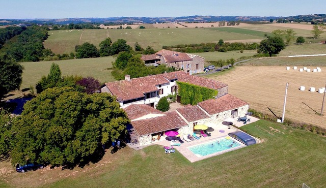 Large farmhouse with heated swimming pool for up to 14 people in exclusivity
