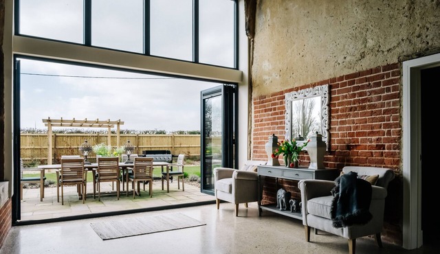 Large Farm Barn in Suffolk Countryside w/Games Room