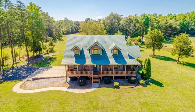 Large Farm House sleeps 10+ and 15 Minutes from Charlotte City Center