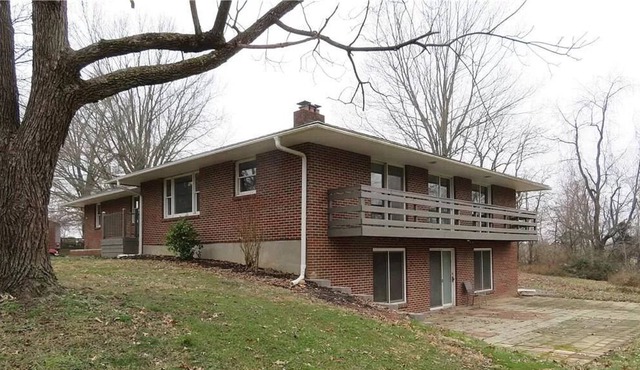 LARGE Farm-style home minutes from LOUISVILLE!