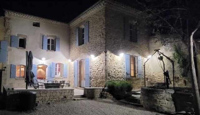 Large farmhouse with swimming pool amidst the vineyards of Châteauneuf-du-Pape