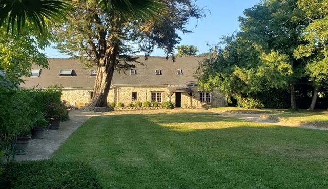 Large farmhouse and park in the village of Pend'hué (la tête de l'étier)