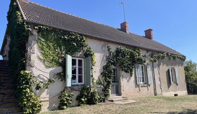 Large farmhouse with private pool and pets allowed in Chappes