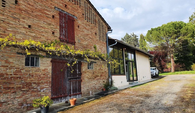 Large farmhouse in the quiet of the Toulouse countryside