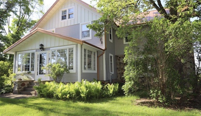 Large Farmhouse near RA & golf. Breakfast Included with lots of room for all!