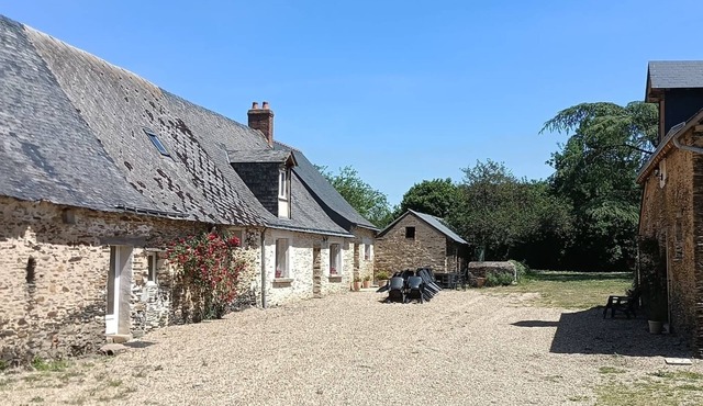 Large farmhouse, north of Angers, 13 bedrooms with swimming pool, 2 minutes from Les Briottières