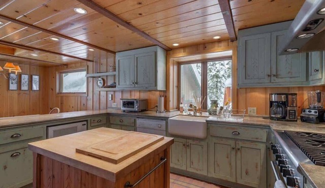 Large Farmhouse Styled Manor with Bonus Entertainment Room Loft and Garage