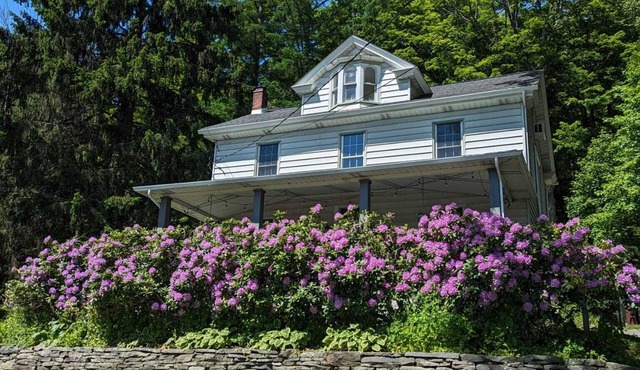 Large Farmhouse near Pocono attractions! Ping-pong and Pool tables included.